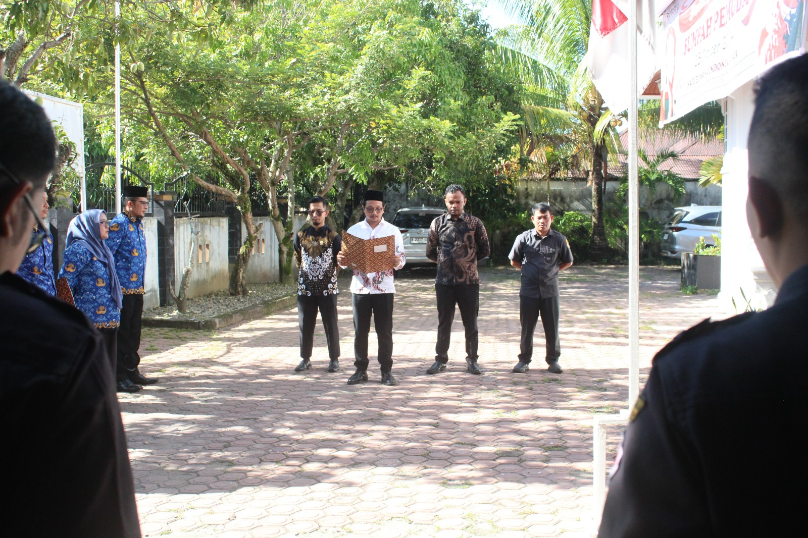 Dokumentasi Pelaksanaan Upacara Peringatan Hari Sumpah Pemuda Yang Ke 96 Tahun di Halaman Sekretariat Bawaslu Kabupaten Aceh Barat Daya, Senin (28/10/2024).