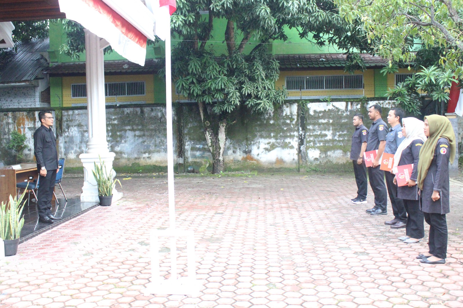 Dokumentasi Pelaksanaan Apel Senin di Halaman Sekretariat Panwaslih Kabupaten Aceh Barat Daya, Senin (02/09/2024).