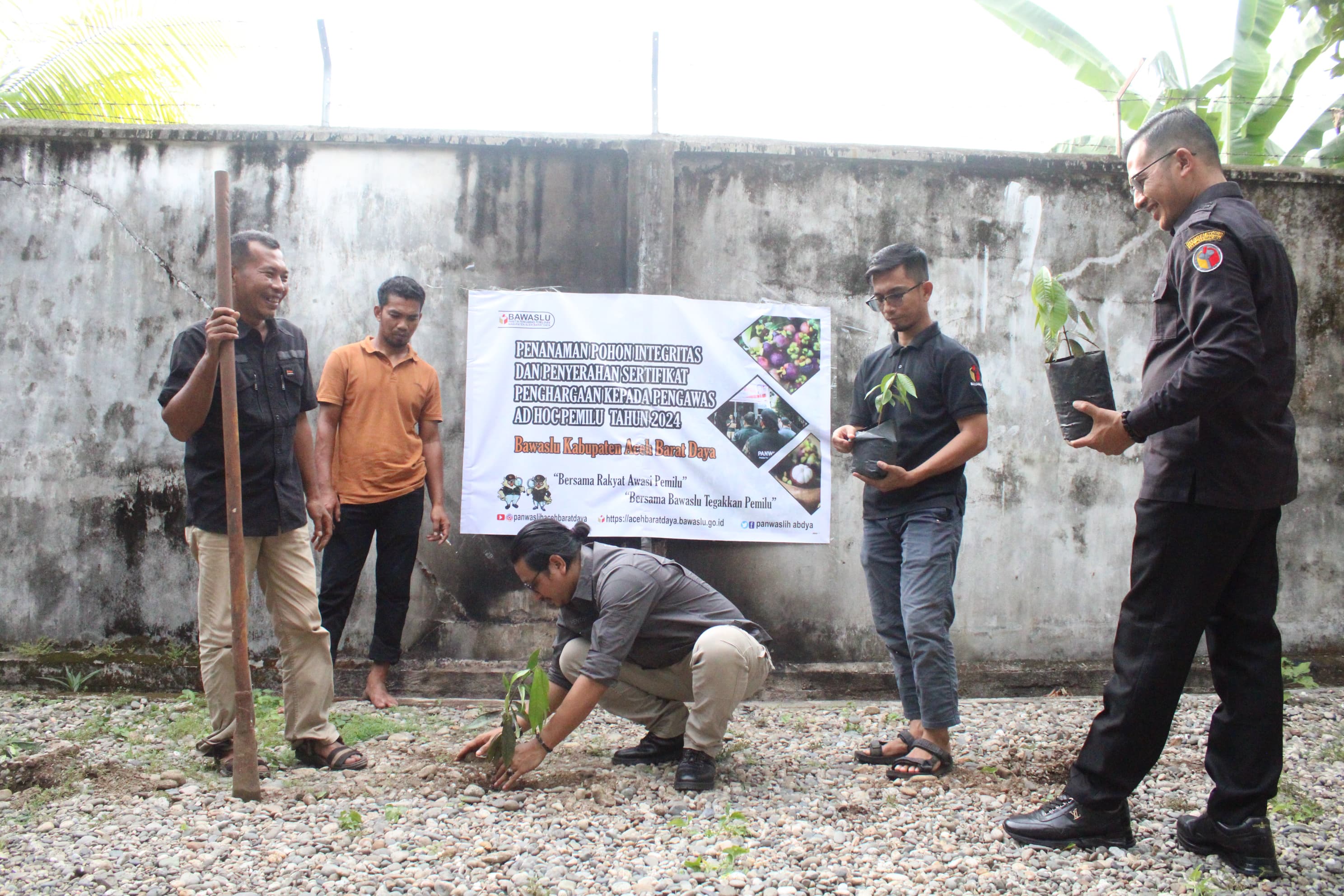 Dokumentasi Penanaman Pohon Integritas Lembaga Panwaslih Kabupaten Aceh Barat Daya, Senin (10/02/2025).