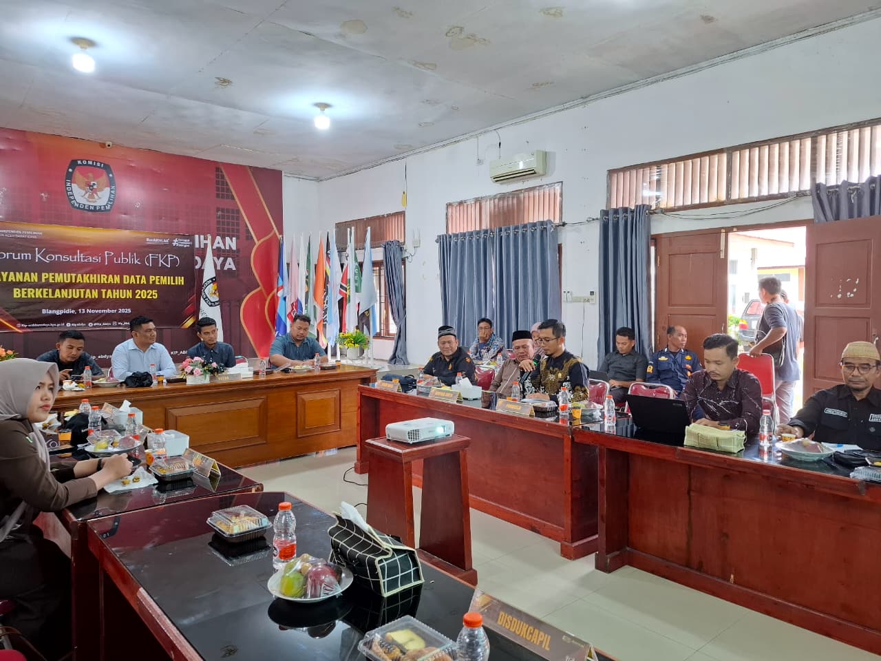 Dokumentasi Badan Pengawas Pemilihan Umum (Bawaslu) Kabupaten Aceh Barat Daya (Abdya) menghadiri sekaligus melakukan pengawasan melekat pada Forum Konsultasi Publik (FKP) Pelayanan Pemutakhiran Data Pemilih Berkelanjutan (PDPB) yang diselenggarakan oleh KIP Abdya, Kamis (13/11/2025).