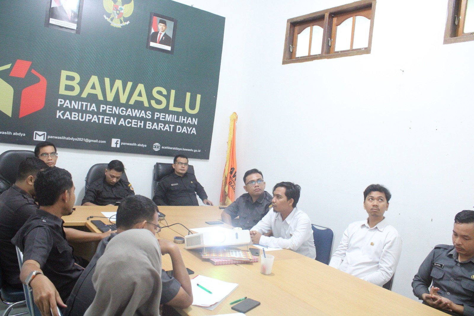 Dokumentasi rapat internal intensif guna membahas implementasi Surat Edaran (SE) Nomor 41 Tahun 2025 tentang Pedoman Pengawasan Pemutakhiran Data Partai Politik Secara Berkelanjutan Melalui Sistem Informasi Partai Politik (SIPOL), Selasa (18/11/2025).