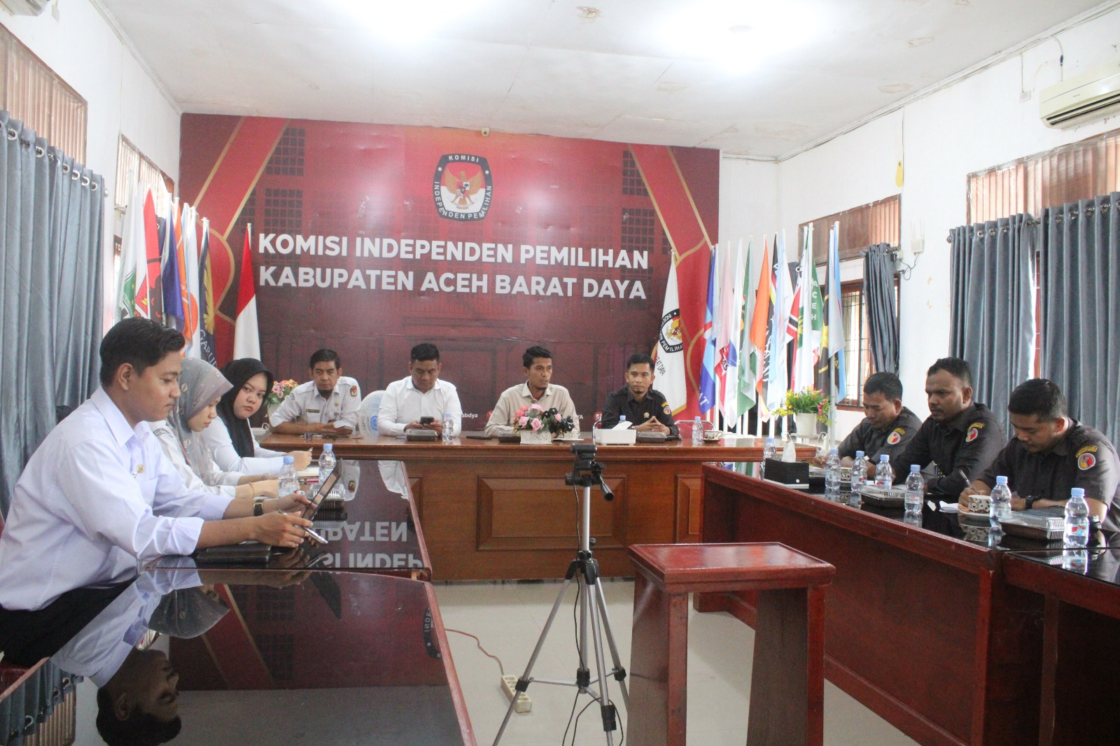 Dokumentasi Badan Pengawas Pemilihan Umum (Bawaslu) Kabupaten Aceh Barat Daya (Abdya) melakukan kunjungan audiensi ke Kantor Komisi Independen Pemilihan (KIP) Aceh Barat Daya pada Senin (24/11/2025).