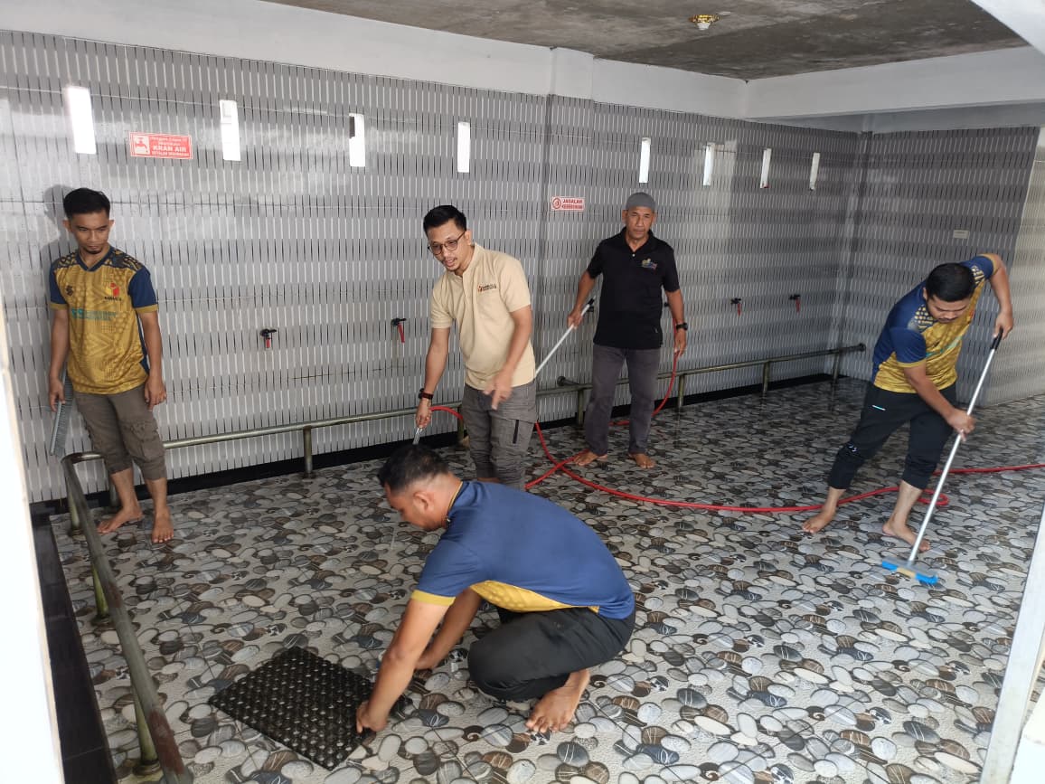 Dokumentasi Bawaslu Abdya Laksanakan Jumat Sehati Berlian Melalui Gotong Royong di Masjid Nurul Yaqin Desa Keude Siblah, Kecamatan Blangpidie, Jumat (13/03/2026).
