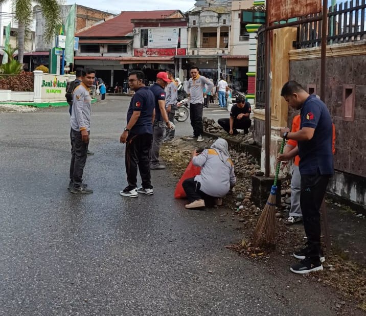 Dokumentasi Gotong Royong Bersama Forkopimda Abdya, yang dilaksanakan di sejumlah titik strategis di wilayah Abdya, Jum'at (13/02/2026).