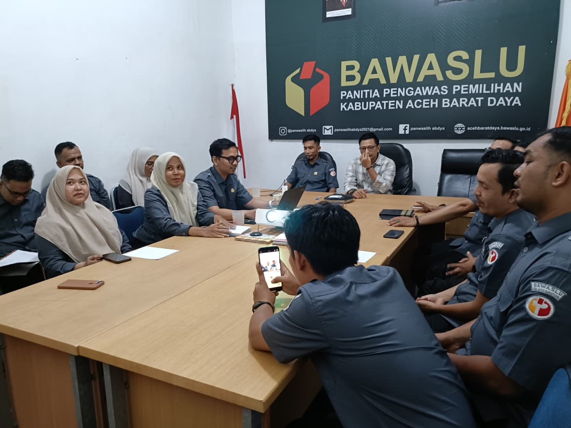 Dokumentasi pembahasan kajian hukum terkait pembuatan Surat Keputusan sesuai dengan Peraturan Bawaslu Nomor 13 Tahun 2020 tentang Tata Naskah Dinas di lingkungan Bawaslu, yang diikuti oleh seluruh jajaran Bawaslu setempat, Senin (20/04/2026).
