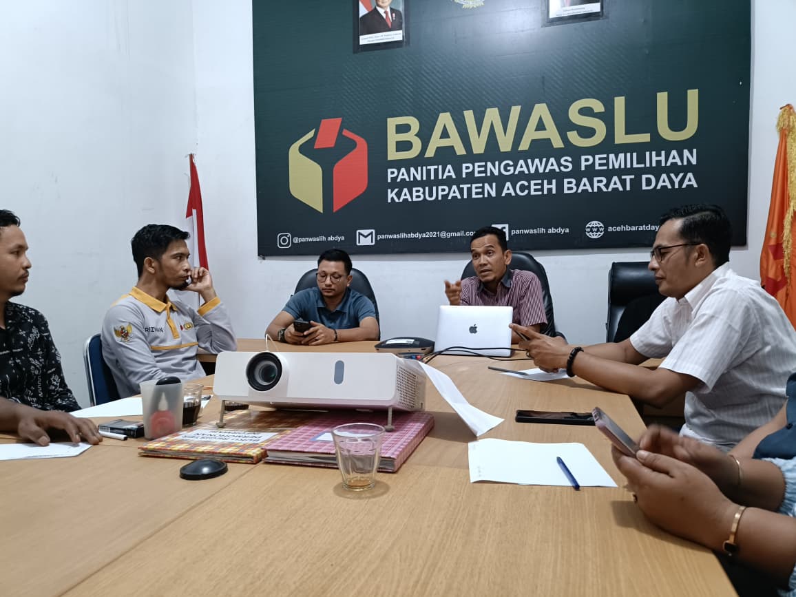 Dokumentasi kunjungan monitoring dan evaluasi terkait Daftar Pemilih Berkelanjutan (DPTB) oleh Koordinator Divisi Hukum dan Penyelesaian Sengketa Panwaslih Provinsi Aceh, Fahrul Rizha Yusuf, di Sekretariat Bawaslu Aceh Barat Daya, Jum’at (10/04/2026).