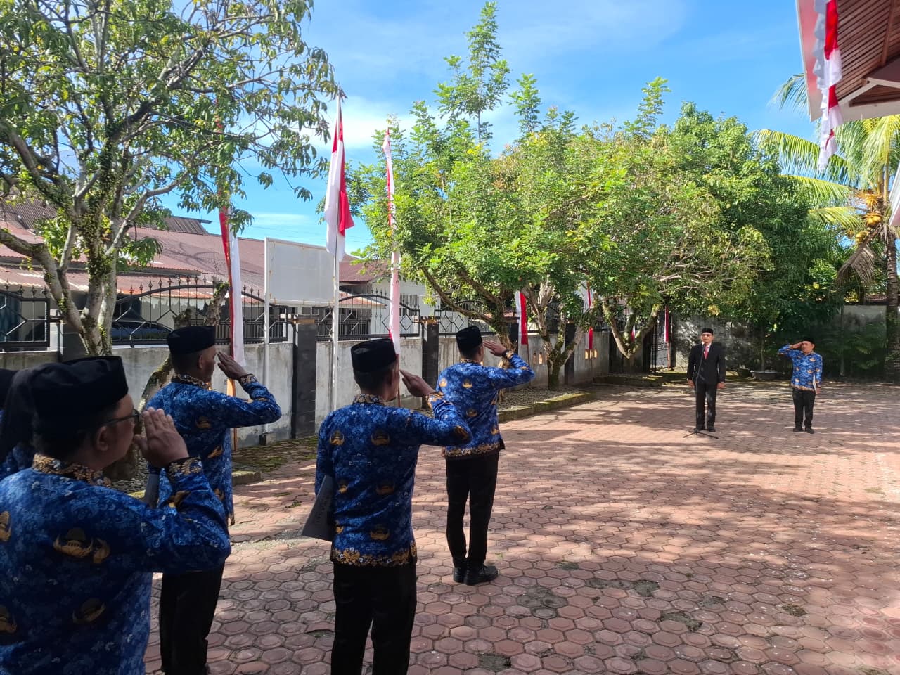 Dokumentasi Upacara Peringatan Hari Ulang Tahun (HUT) ke-81 Kemerdekaan Republik Indonesia di Halaman Sekretariat Bawaslu Kabupaten Aceh Barat Daya, Senin, (17/08/2026).