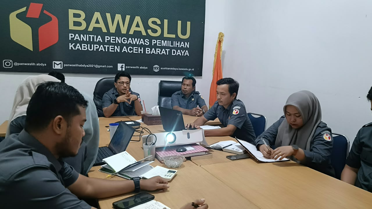 Dokumentasi Rapat Internal Terkait MoU serta persiapan pengawasan Rapat Pleno Pemutakhiran Data Pemilih Berkelanjutan (PDPB) Triwulan III Tahun 2026, Senin (28/09/2026).