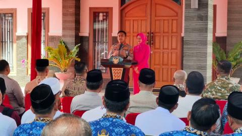 Dokumentasi Ketua Badan Pengawas Pemilihan Umum (Bawaslu) Kabupaten Aceh Barat Daya, Hendra, menghadiri acara lepas sambut Kepala Kepolisian Resor (Kapolres) Aceh Barat Daya yang berlangsung di halaman Pendopo Bupati Aceh Barat Daya, Jumat (17/07/2026).