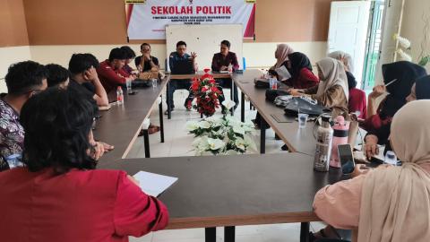 Dokumentasi Ketua Hendra Selaku Narasumber dalam Kegiatan Bertajuk "Membentuk Kesadaran Politik demi Merawat Eksistensi Pergerakan Mahasiswa" yang diselenggarakan oleh PC IMM Abdya di Kampus STKIP Muhammadiyah Abdya, Sabtu (25/07/2026).