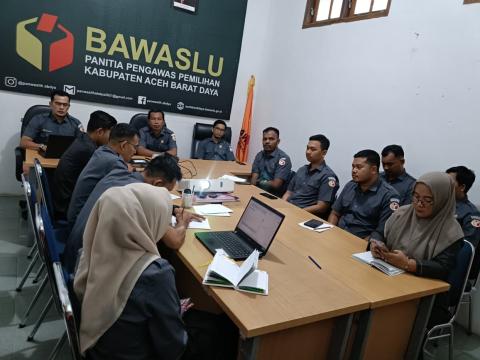 Dokumentasi Rapat Evaluasi Bertajuk "Evaluasi Penanganan Pelanggaran Pemilu 2024 di Kabupaten Aceh Barat Daya" pada Senin (27/07/2026). 