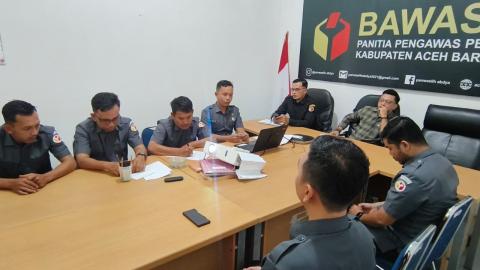 Dokumentasi Monev PPID serta Pengisian SAQ di lingkungan Sekretariat Bawaslu Kabupaten Aceh Barat Daya, Senin (20/07/2026).