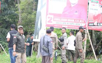 Penertiban Alat Peraga Kampanye (APK) dan Bahan Kampanye (BK) yang Langgar Aturan, Rabu (17/01/2024)