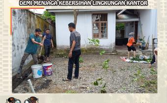 Dokumentasi Jum'at Bersih Bawaslu Abdya Melakukan Gotong Royong Demi Menjaga Kebersihan Lingkungan Kantor, Jum'at (23/05/2025).