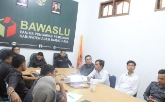Dokumentasi rapat internal intensif guna membahas implementasi Surat Edaran (SE) Nomor 41 Tahun 2025 tentang Pedoman Pengawasan Pemutakhiran Data Partai Politik Secara Berkelanjutan Melalui Sistem Informasi Partai Politik (SIPOL), Selasa (18/11/2025).