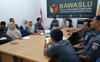 Dokumentasi pembahasan kajian hukum terkait pembuatan Surat Keputusan sesuai dengan Peraturan Bawaslu Nomor 13 Tahun 2020 tentang Tata Naskah Dinas di lingkungan Bawaslu, yang diikuti oleh seluruh jajaran Bawaslu setempat, Senin (20/04/2026).