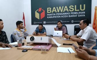 Dokumentasi kunjungan monitoring dan evaluasi terkait Daftar Pemilih Berkelanjutan (DPTB) oleh Koordinator Divisi Hukum dan Penyelesaian Sengketa Panwaslih Provinsi Aceh, Fahrul Rizha Yusuf, di Sekretariat Bawaslu Aceh Barat Daya, Jum’at (10/04/2026).